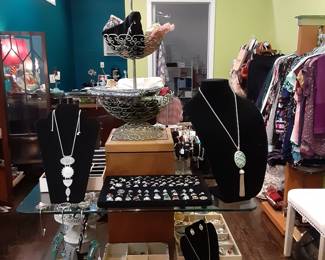 ROLLING  DISPLAY TABLE WITH GLASS SHELVES