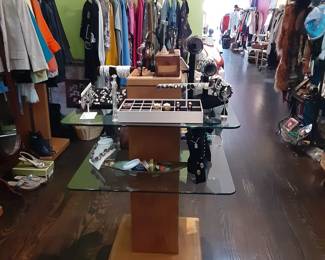 ROLLING DISPLAY TABLE WITH GLASS SHELVES