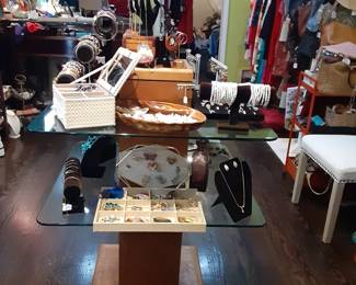 ROLLING DISPLAY TABLE WITH GLASS SHELVES