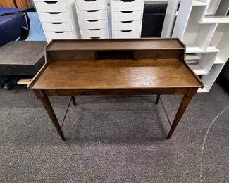 $400 USD Four Hands Moreau Writing Desk MTF158-36 Description: Simple beauty in a refreshed writing desk. Dark-toasted oak's rich brown finish speaks to mid-century inspiration, while plenty of storage meets the needs of a modern office.
Dimensions: 48.00"w x 23.50"d x 34.75"h
Condition: New. Please see photos for more detail.
Location: Local pick up Portland, OR. Shipping Suggestions available upon request. https://goodbyhello.com/products/copy-of-west-elm-small-console-w-marble-pulls-mtf158-35?_pos=1&_sid=fbcd51fb9&_ss=r