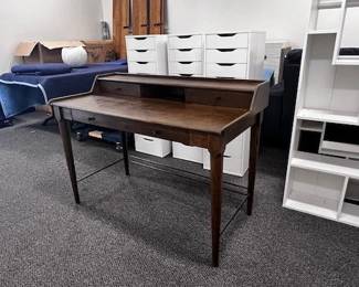 $400 USD Four Hands Moreau Writing Desk MTF158-36 Description: Simple beauty in a refreshed writing desk. Dark-toasted oak's rich brown finish speaks to mid-century inspiration, while plenty of storage meets the needs of a modern office.
Dimensions: 48.00"w x 23.50"d x 34.75"h
Condition: New. Please see photos for more detail.
Location: Local pick up Portland, OR. Shipping Suggestions available upon request. https://goodbyhello.com/products/copy-of-west-elm-small-console-w-marble-pulls-mtf158-35?_pos=1&_sid=fbcd51fb9&_ss=r