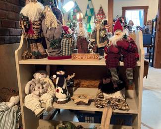 Primitive style Santas and Christmas decor 