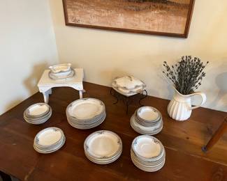 Set of dishes 