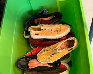 Several tubs of women’s shoes. 
Size 8. I think. 