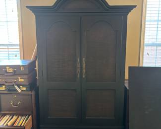 Armoire $100