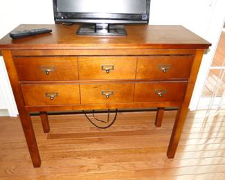 Nice little side table, perfect for a bar, entranceway or perfect for the office or kitchen too                                      

