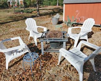 4 Plastic yard chairs, 2 metal side tables, Fire Pit