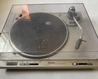 Technics Direct Drive Automatic Turntable System SL D202