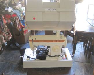 Singer Sewing Machine from the 80's barely used. 