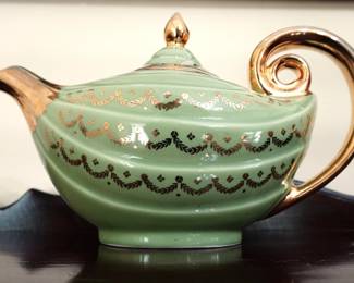 Hall Green Aladdin's Lamp Teapot 6 Cups