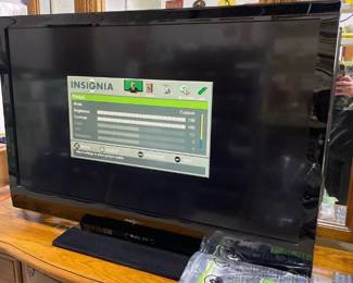 Insignia 42 in 1080p lcd hdtv with remotes