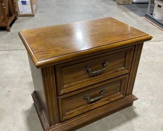Bassett 2 drawer nightstand 21 x 26 x 15 in (matches lots 1000, 1001 and 1002)