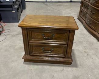 Bassett 2 drawer nightstand 21 x 26 x 15 in (matches lots 1000, 1001 and 1003)