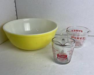 Pyrex mixing bowl with glass measuring cups