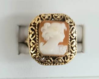 Cameo ring in yellow gold 