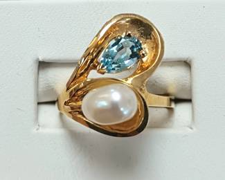 Aqua and pearl ring in yellow gold 