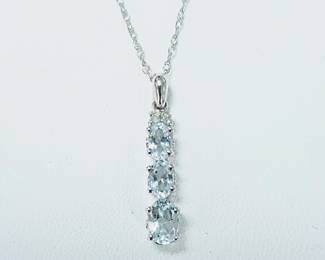 Aquamarine pendant in 10k white gold