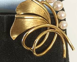 14k yellow gold pin with pearls 