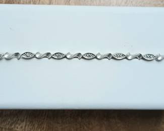 Vintage 14k white gold tennis bracelet
0.25 ct tw. Approx 7"