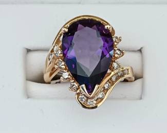 Large amethyst and diamond ring in yellow gold 