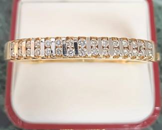 Diamond bangle in yellow gold 