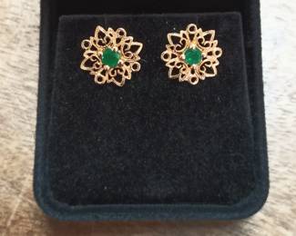 Emerald earrings in yellow gold 
