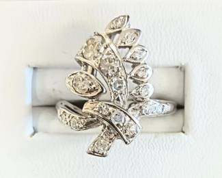 14k white gold Antique diamond ring 
Approx sz 7