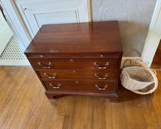 33	$350 	Set of 2 Link Taylor Lexington NC chest with table 28Lx26 1/2Tx17D Heirloom solid Mahogany 