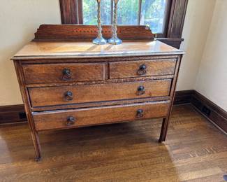 5	$190 	Oak small sideboard inlaid back 42x19x36	