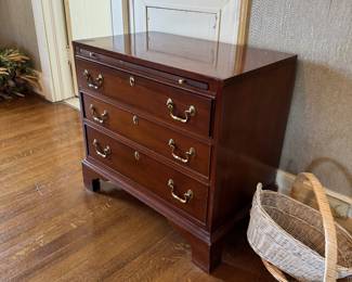 33	$350 	Set of 2 Link Taylor Lexington NC chest with table 28Lx26 1/2Tx17D Heirloom solid Mahogany 