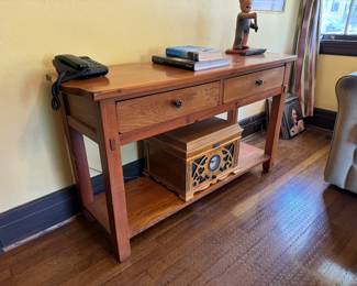 22	$150 	Broyhill console  52x17x30 + 1 side table 27x23x22									