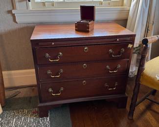 33	$350 	Set of 2 Link Taylor Lexington NC chest with table 28Lx26 1/2Tx17D Heirloom solid Mahogany 
