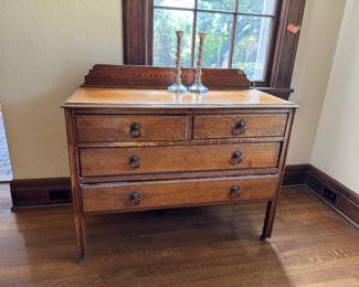 5	$190 	Oak small sideboard inlaid back 42x19x36	