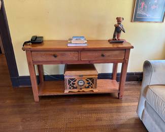 22	$150 	Broyhill console  52x17x30 + 1 side table 27x23x22									