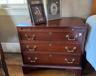 33	$350 	Set of 2 Link Taylor Lexington NC chest with table 28Lx26 1/2Tx17D Heirloom solid Mahogany 