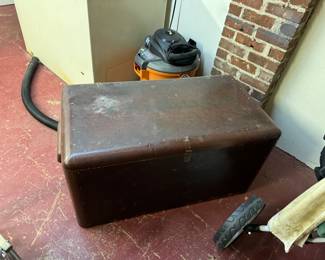 75	$140 	W.P Spellman trunk tiger oak Art deco 40x22Tx20D	