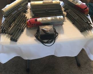 1951-1953 SANTA FE TRAIN SET, 27 TRACK PIECES, 1 ENGINE, 4 CARS, AND 1 TRANSFORMER