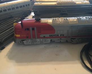 1951-1953 SANTA FE TRAIN SET, 27 TRACK PIECES, 1 ENGINE, 4 CARS, AND 1 TRANSFORMER