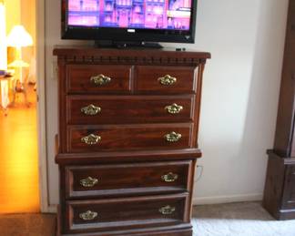CHEST OF DRAWERS