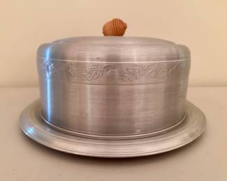 Vintage Westbend aluminum cake saver with wooden acorn knob.  No dents.