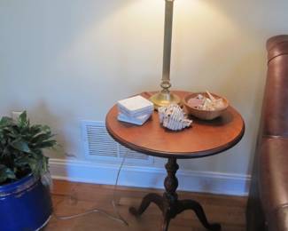 Jerry Treharn queen anne style 3 footed side stand