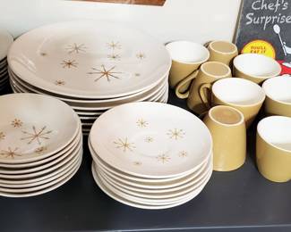 Royal Ironstone Star Glow ✨ Dinnerware in pristine condition!
Full 8 place settings
Extra pieces available 