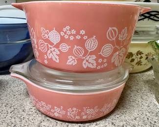 Vintage Pyrex, Pink gooseberry. 