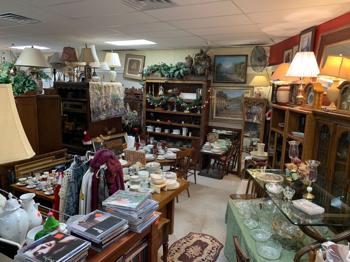 1050 ALL ESTATE MERCHANDISE in New Braunfels, TX starts on 12/7/2023