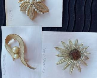 Supreme Collection Of Vintage Brooches