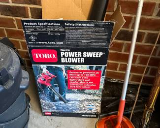 M105 - $15. Toro leaf blower corded