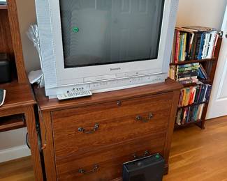 M95 - $20 wooden filing cabinet with keys