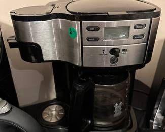 M136 - $6 coffee maker (missing coffee cup)