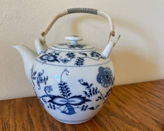 Blue Danube tea pot with strainer insert