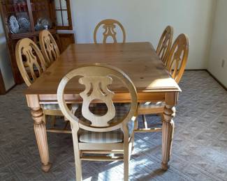 Oak dining table with beautiful oval back chairs